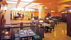 Sala da pranzo del ristorante con tavoli e un palco