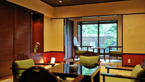 Zona salotto con sedie e tavolo vicino alla finestra