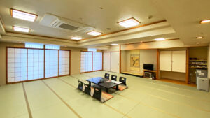 Camera in tatami con tavolo basso e sedie da pavimento