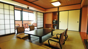 Stanza con tatami, tavolo basso e sedie da pavimento