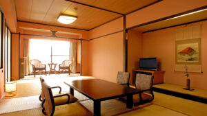 Camera in tatami con tavolo basso e sedie accanto alla finestra