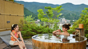 Due donne in un bagno all'aperto in legno