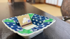 Snack confezionato su un piatto di ceramica