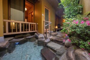 客室のそばにある専用露天風呂