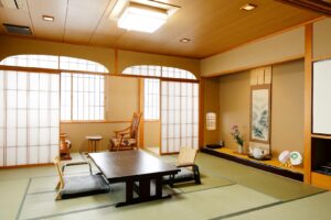 低いテーブルと座椅子のある畳の客室
