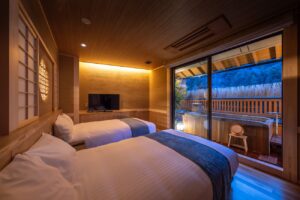 客室内のバルコニー風呂のそばにあるツインベッド