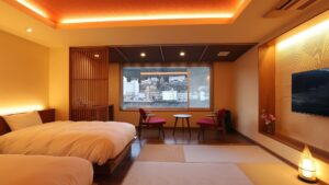 ツインベッドと窓際のくつろぎスペースのある客室