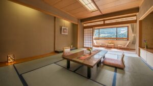 低いテーブルと窓際の席がある畳の部屋