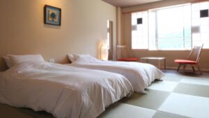 窓際の畳の部屋にあるベッド2台