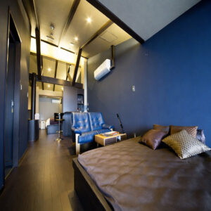Lit bas et canapé bleu dans une chambre moderne