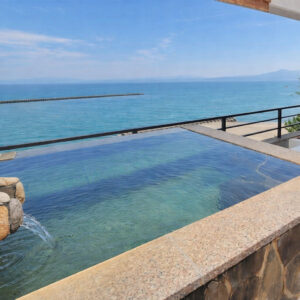 Piscine extérieure en bord de mer avec vue sur la mer