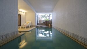 Bain intérieur privé avec chaises longues et fenêtre