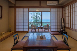 Chambre en tatami avec table basse et chaises près de la fenêtre
