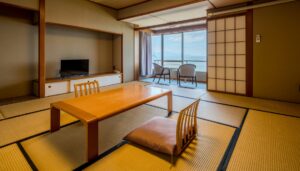 Chambre en tatami avec table basse et chaises près de la fenêtre