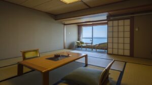 Chambre en tatami avec table basse et chaises près de la fenêtre
