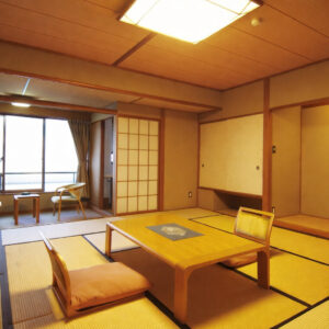 Chambre en tatami avec table basse et sièges de sol