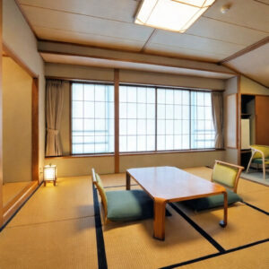 Chambre en tatami avec table basse et chaises au sol