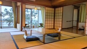 Chambre en tatami avec table basse et chaises de sol