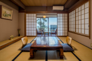 Chambre en tatami avec table basse et coussins de sol