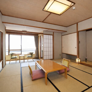 Chambre en tatami avec table basse et chaises près de la fenêtre