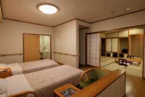 Lits jumeaux à côté d’un coin salon en tatami