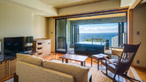 Habitación con vistas al mar y bañera en el balcón