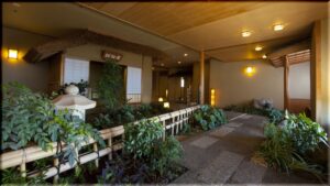 Pasillo interior con plantas e iluminación