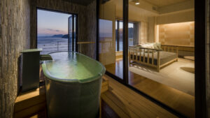 Baño privado junto al dormitorio con vista al océano