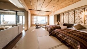 Habitación de tatami con dos camas y zona de estar