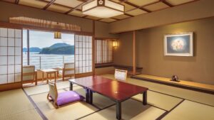 Habitación de tatami con mesa baja y sillas junto a la ventana