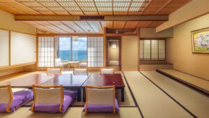 Habitación de tatami con mesa baja y sillas de suelo