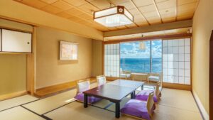 Habitación de tatami con mesa baja y vistas al mar