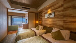 Camas individuales en una habitación con vista al mar