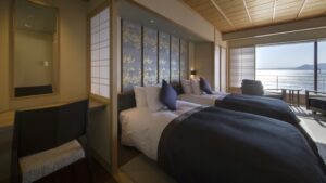 Camas individuales en una habitación de estilo tatami con vista al mar