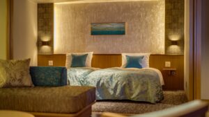 Camas individuales en una habitación con iluminación cálida