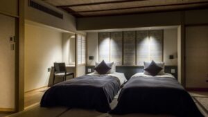 Dos camas individuales en una habitación de estilo japonés