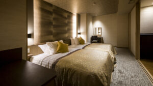 Dos camas individuales en una habitación tenuemente iluminada