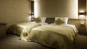 Dos camas individuales en una habitación con iluminación suave