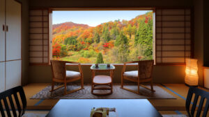 Vista otoñal de la montaña desde una habitación de tatami con sillas