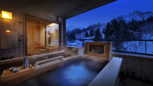 Baño privado al aire libre con vistas a las montañas nevadas