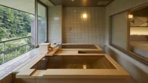 Baños interiores privados de madera junto a una ventana al balcón