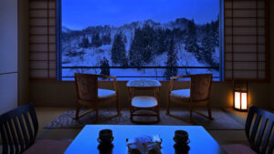 Vista de un bosque nevado desde la habitación al atardecer