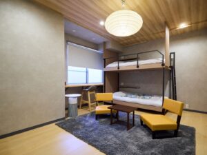 客房内带小型休息区的双层床