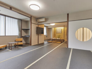 带椅子和矮桌的宽敞榻榻米客房