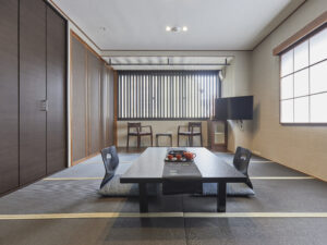 带矮桌和和式坐椅的榻榻米客房