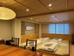 铺有三套日式床铺和木桌的榻榻米房间