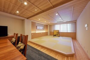 日式客房内的榻榻米休息区