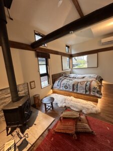 木炉和地垫旁的高床