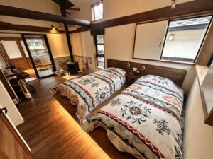 木质点缀客房内的两张单人床