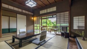 Habitación de tatami con mesa baja y sillas en el balcón